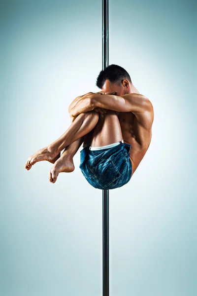 Homem pole dancing — Fotografia de Stock