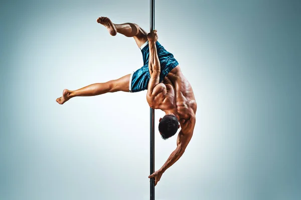 Homme pole dance — Photo