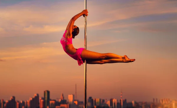 Jovem pole dance mulher — Fotografia de Stock