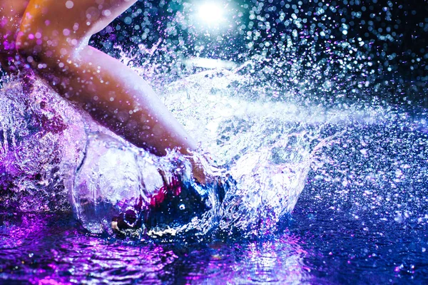 Mujer saltando sobre el agua —  Fotos de Stock