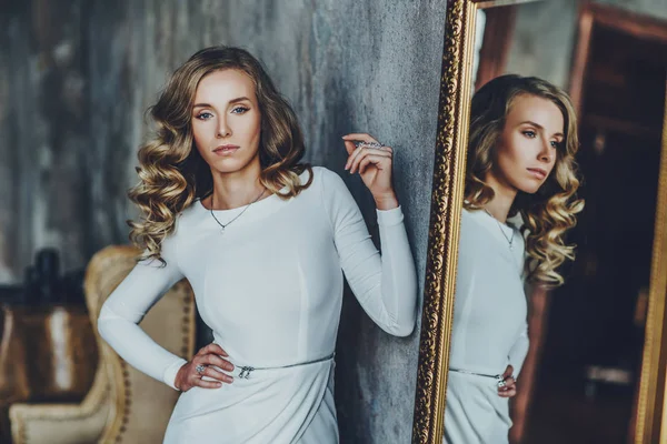 Jeune femme avec miroir — Photo