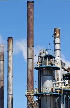 Kimyasal rafineri tesisi baca kule boru hattı 