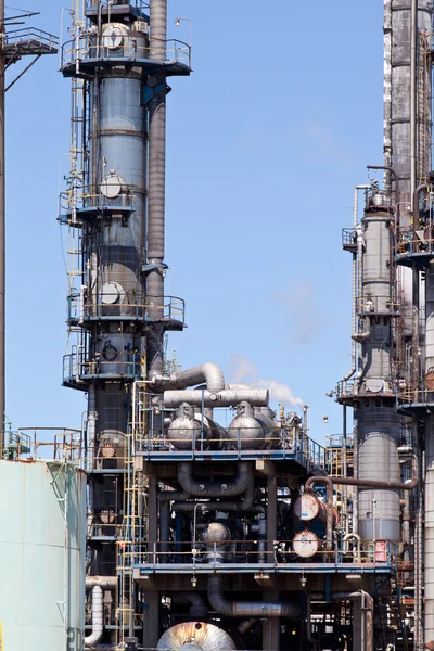 Chemische raffinaderij Plant schoorsteen toren pijpleiding — Stockfoto