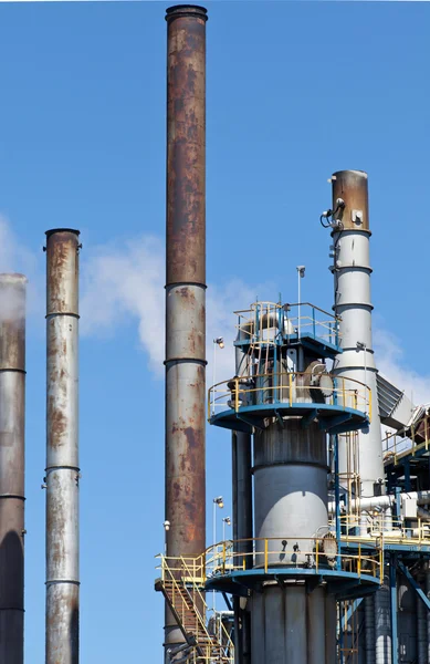 Planta de refinaria química Smokestack Tower Pipeline — Fotografia de Stock