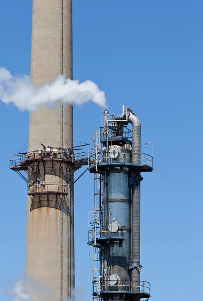 Impianto di raffineria chimica Smokestack Tower Pipeline — Foto Stock