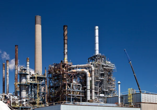 Chemische raffinaderij Plant schoorsteen toren pijpleiding — Stockfoto