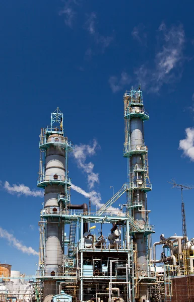 Kimyasal rafineri tesisi baca kule boru hattı — Stok fotoğraf