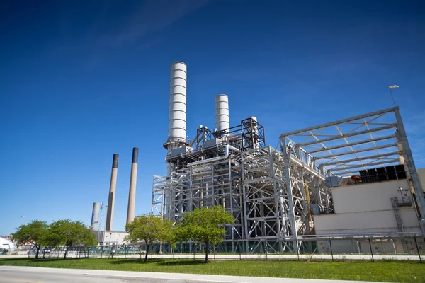 Planta de refinaria de petróleo industrial Smokestacks e tubulação — Fotografia de Stock