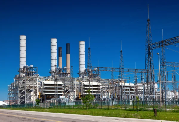 Завод промышленных нефтеперерабатывающих заводов дымовые трубы и трубопроводы — стоковое фото