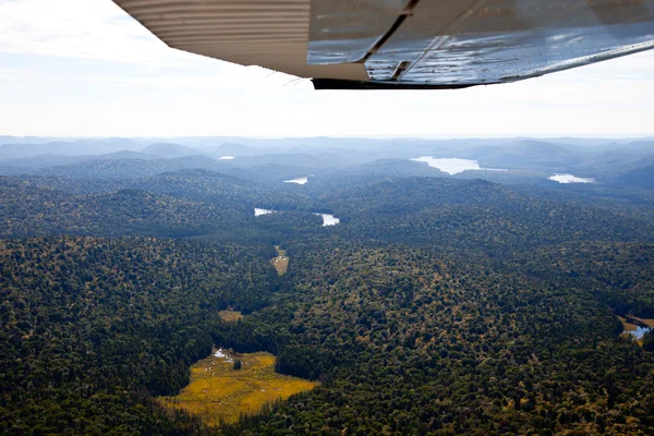 Adirondack florestas, lagos, riachos e montanhas terreno aéreo v — Fotografia de Stock