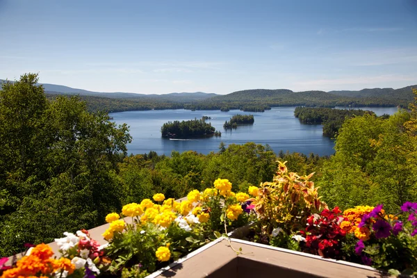 Bella vista sul lago di montagna dal balcone con giallo e — Foto Stock