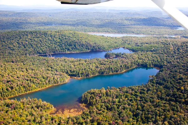 Adirondack florestas, lagos, riachos e montanhas terreno aéreo v — Fotografia de Stock