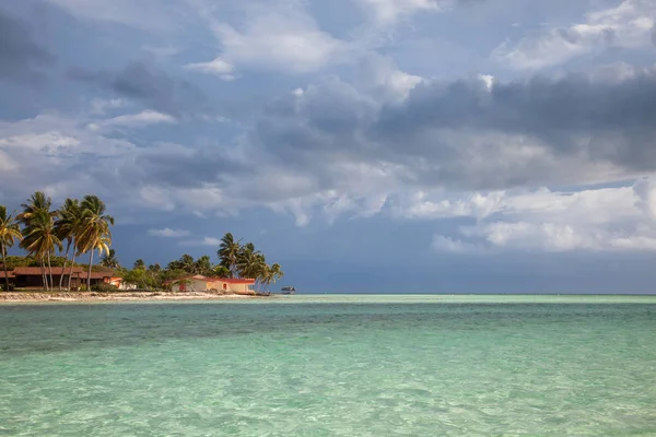 Курортный пляжный пейзаж, отдых на Кубе — стоковое фото