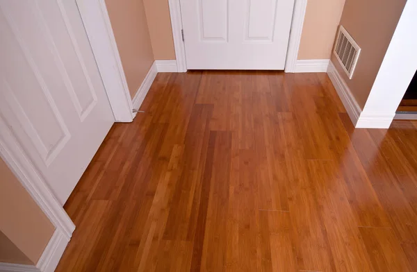 Modern interior bamboo hardwood flooring after renovation — Stock Photo, Image