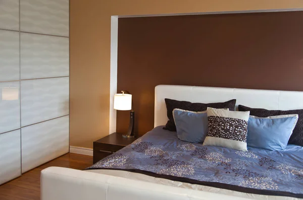 Современный дизайн интерьера спальни после бамба — стоковое фото