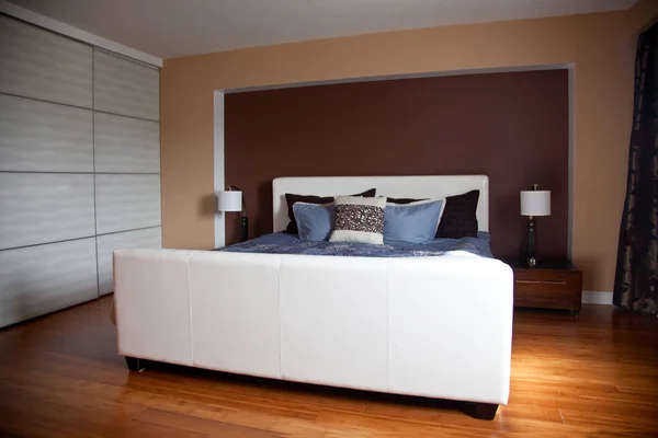Modern modern lägenhet sovrum inredning efter BAM — Stockfoto