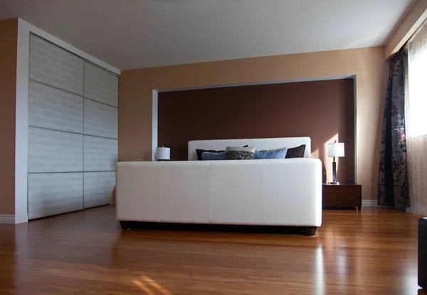 Moderno apartamento contemporáneo dormitorio diseño interior después de bamb —  Fotos de Stock