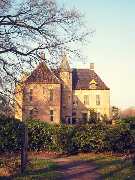 Ancienne forteresse médiévale en pierre, vue d'automne à travers la vallée , — Photo