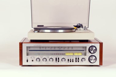 Vintage Stereo radyo alıcısı pikap pikap kümesi ile