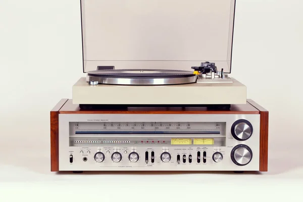Receptor de radio estéreo vintage con juego de tocadiscos para reproductor de discos — Foto de Stock