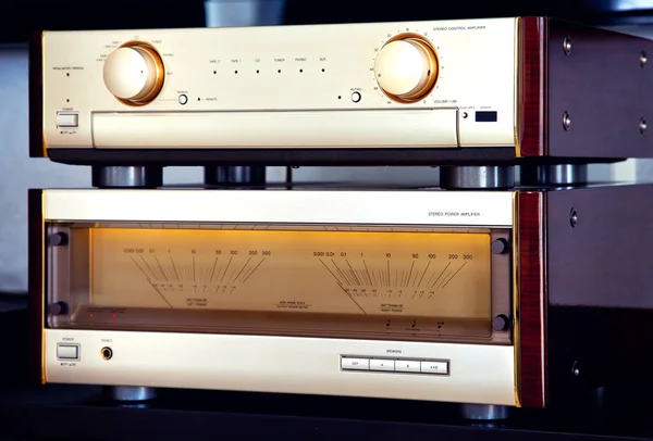 Sistema estéreo de áudio vintage de dois amplificadores de luxo High End — Fotografia de Stock