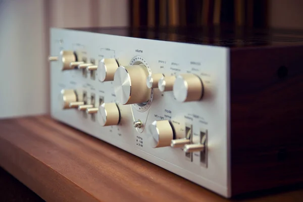 Vintage Stereo amplifikatör parlak Metal Ön Panel denetimleri — Stok fotoğraf
