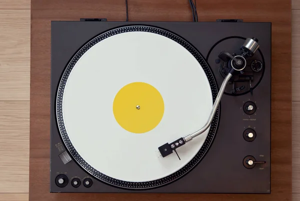 ビンテージ レコードのターン テーブルの再生白のビニール ディスク — ストック写真