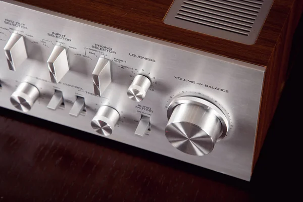 Amplificador estéreo vintage Metal frontal painel de controle de volume botão — Fotografia de Stock
