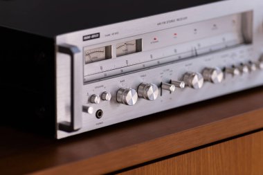 Ontario / Canada - 13 Aralık 2019: Vintage Stereo Alıcı Ses Refleksi