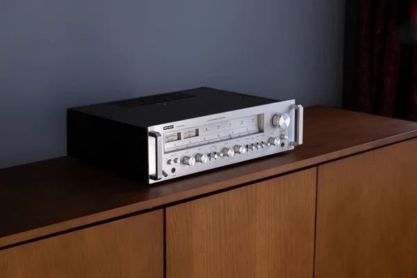 Ontario / canada - 13. Dezember 2019: vintage stereo receiver audio refl — Stockfoto