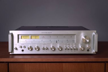 Klasik Stereo Alıcısı Tahta Yan Tahtada Duruyor