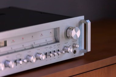 Klasik Stereo Alıcı Tahta Yan Tahtada, Yan Görünüm
