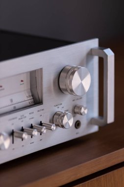 Klasik Stereo Alıcısı Yan Görünümü Denetimli Ön Paneli