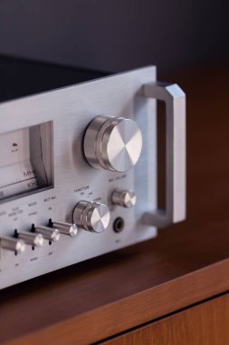 Klasik Stereo Alıcısı Yan Görünümü Denetimli Ön Paneli
