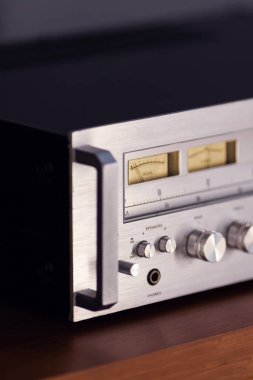 Klasik Stereo Alıcısı Yan Görünümü Denetimli Ön Paneli