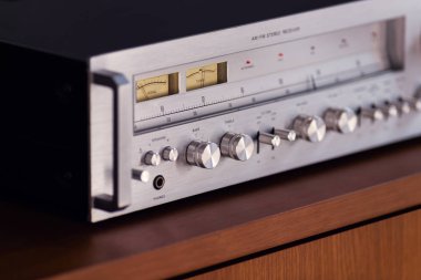 Klasik Stereo Alıcısı Tahta Yan Tahtada Duruyor