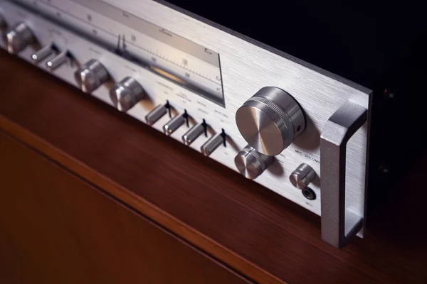 Ricevitore stereo vintage in piedi sulla credenza in legno, vista laterale — Foto Stock
