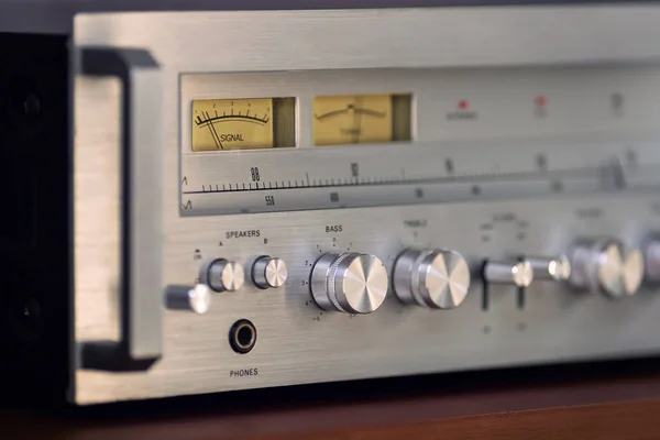 Vintage Stereo-Receiver Frontplatte mit Bedienelementen Seitenansicht Nahaufnahme — Stockfoto