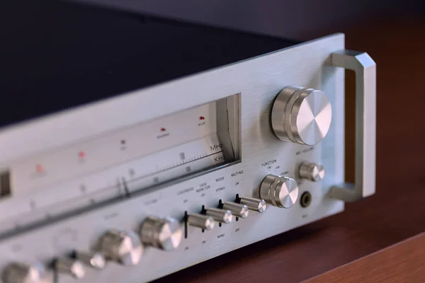Vintage Stereo přijímač stojící na dřevěné bočnici, boční pohled — Stock fotografie