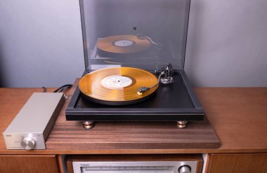 Kanada, Ontario - Kasım 09, 2019: Klasik Stereo Turntable Sarı Vinil Oyunları