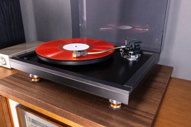 Klasik Stereo Turntable Kırmızı Vinil Plak Albümü Çalıyor 