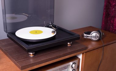 Klasik Stereo Turntable Beyaz Vinil Plak Albümü Çalıyor 