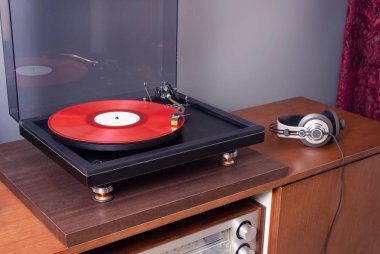 Klasik Stereo Turntable Kırmızı Vinil Plak Albümü Çalıyor 