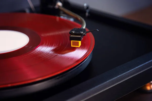 Vintage Stereo Turntable hraje Red Vinyl Record Album, Tonearm w — Stock fotografie