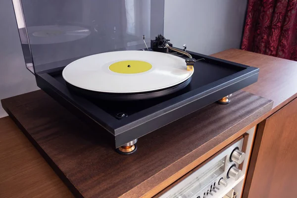 Vintage Stereo Turntable Plays White Vinyl Record Album — ストック写真