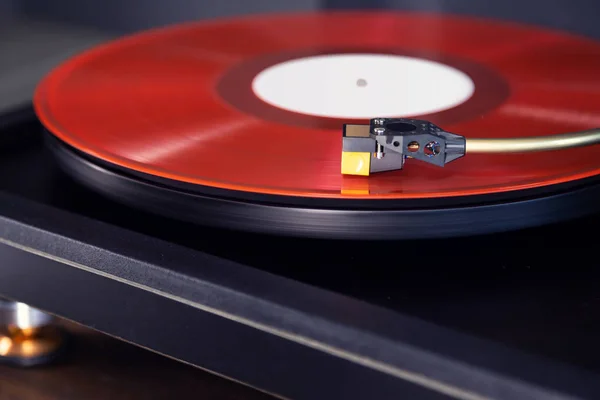 Vintage estéreo tocadiscos juega disco de vinilo rojo, Tonearm w — Foto de Stock