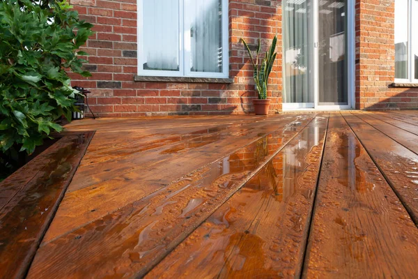 Tuin Houten Dek Vloerplanken Met Frisse Bruine Vlek Hoekig Uitzicht — Stockfoto