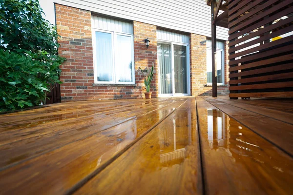 Backyard Wooden Deck Floor Boards Fresh Brown Stain Angled View — Stock Photo, Image