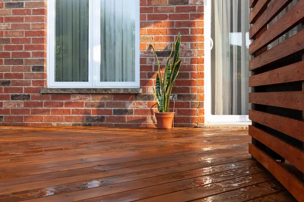 Backyard Wooden Deck Floor Boards Fresh Brown Stain Angled View — Stock Photo, Image