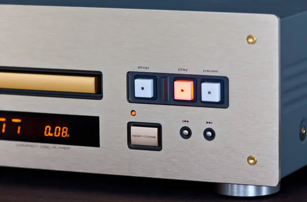 Altın Panelli Pahalı Stereo Oynatıcı Diskte Müzik Çalıyor — Stok fotoğraf